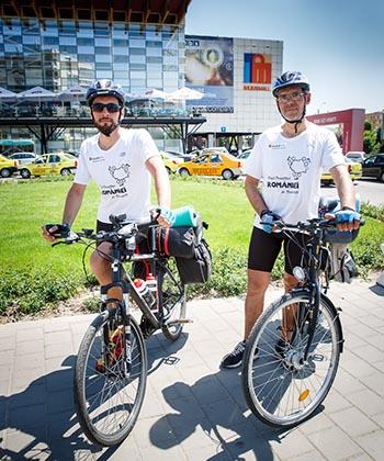 Iulius Mall Iaşi îl susţine pe tânărul Marius Bucur în turul României pe graniţă cu bicicleta