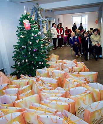 Brazi de Crăciun și sute de cadouri, dăruite de Iulius Group