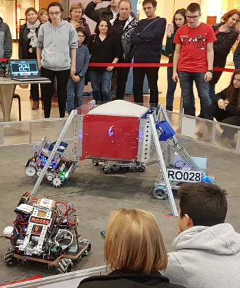 Liceenii din Cluj-Napoca își prezintă roboții creați de ei, la Iulius Mall