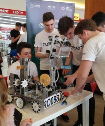 Competiție cu roboți creați de liceeni, la Iulius Mall Suceava