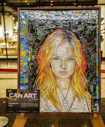 Reciclare transformată în artă. Tablouri din doze de aluminiu expuse în Iulius Town