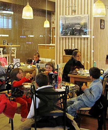 De Moş Nicolae, cei 34 de copii din Ghirolt s-au jucat în voie la Iulius Mall
