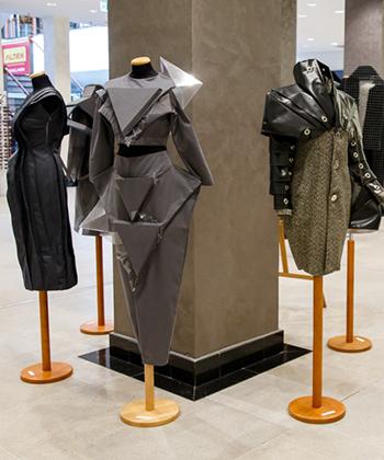Expoziţia de design vestimentar „Geometrii Urbane”, prezentată la Iulius Mall Iași