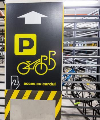 Spații securizate pentru parcarea bicicletelor, amenajate în ansamblul Palas